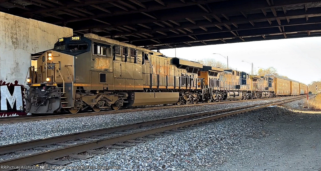 CSX 3139 leads I138 under Exchange St.